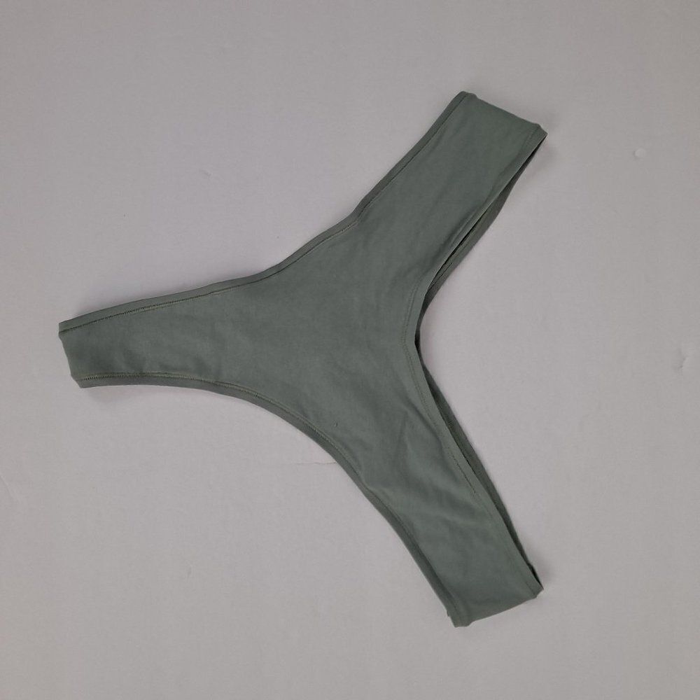 ‎SKIMS ladies thong  NWOT